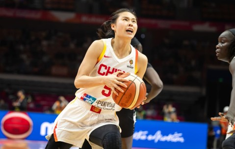 BOB半岛-进攻回暖防守值得商榷，老将发威女篮拿下关键一战，双塔并非万能