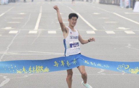BOB半岛-霸气撞线！ 两项纪录被刷新|马拉松|阜阳|安振|吴正林|马拉松赛事_新浪体育_新浪新闻